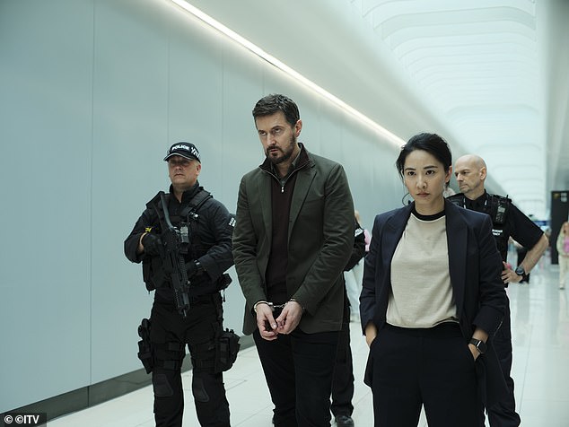 London detective Hana Li (Jing) has been assigned to escort Dr. Nolan immediately back to Beijing on an overnight flight, but when passengers begin dying on board, she realizes that Nolan's life is in danger and that there is an international conspiracy is going on.