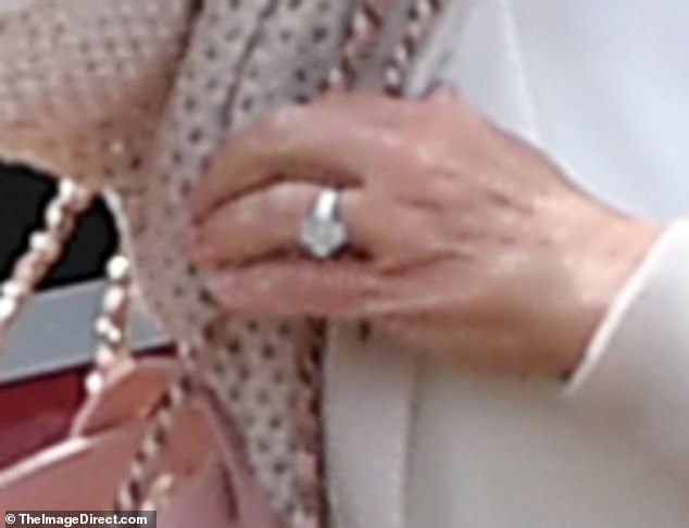 A close-up of Melinda's ring finger gives an idea of ​​the size of the diamond