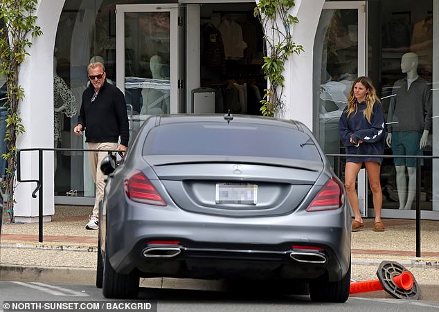 The father-daughter duo then stopped to do some grocery shopping