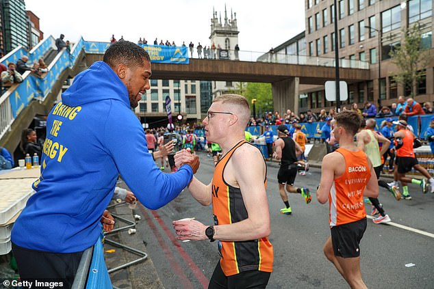 The British boxer shared a heartwarming moment with a struggling runner