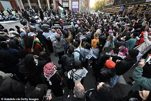 1713838333 87 NYPD cops descend on NYU anti Israel protest and start arresting