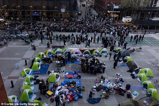 1713838359 381 NYPD cops descend on NYU anti Israel protest and start arresting