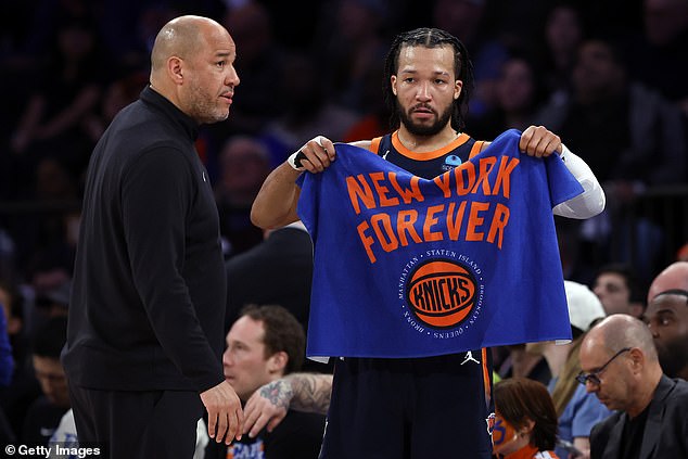 Knicks star Jalen Brunson (right) talks with his father and New York assistant Rick Brunson