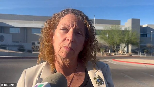 Kelly's attorney, Kathy Lowthorp, said only one juror wanted to convict and seven jurors wanted to acquit.  The defense wanted the jury to continue deliberations, but the judge decided to end the case