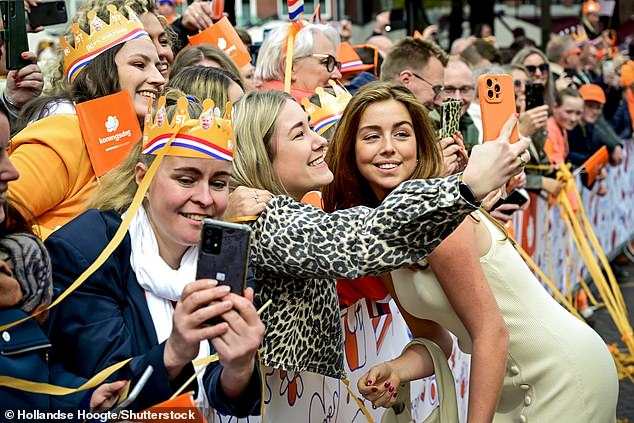 Alexia, who was with her 20-year-old sister Amalia and 17-year-old Ariane, stunned in a fitted cream dress, which she wore with a burnt orange overcoat and heels