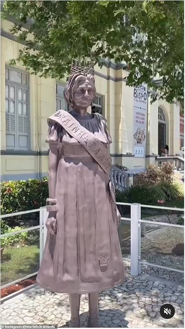 A statue of the Brazilian singer and basketball player was erected outside the Museu de Gente Sergipana