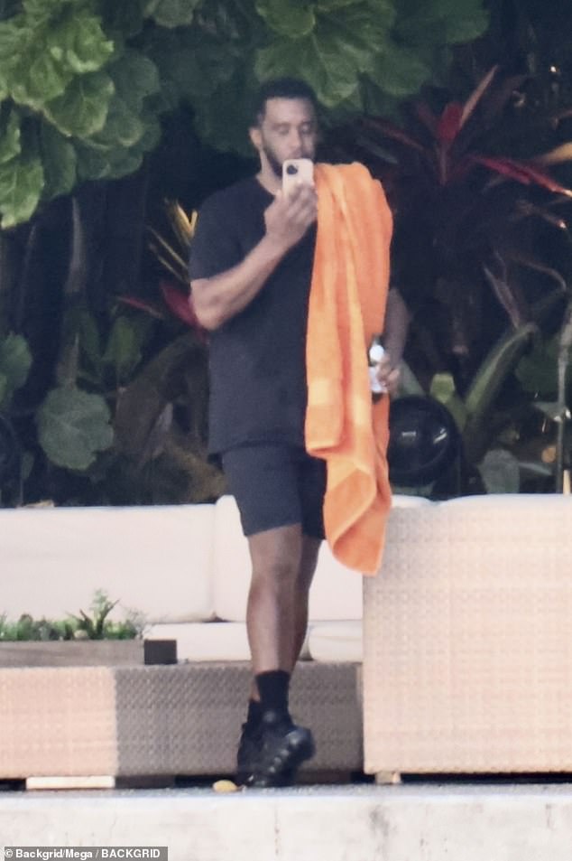 The Grammy winner had a bright orange towel with him, which he later wrapped around his shoulders