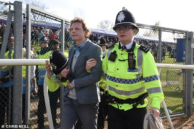 A 'ring of steel' will try to prevent protesters from disrupting the Grand National as they did last year