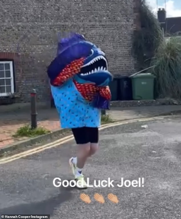 Hannah Cooper-Dommett wished her husband Joel Dommett the best of luck as he ran the London Marathon on Sunday.