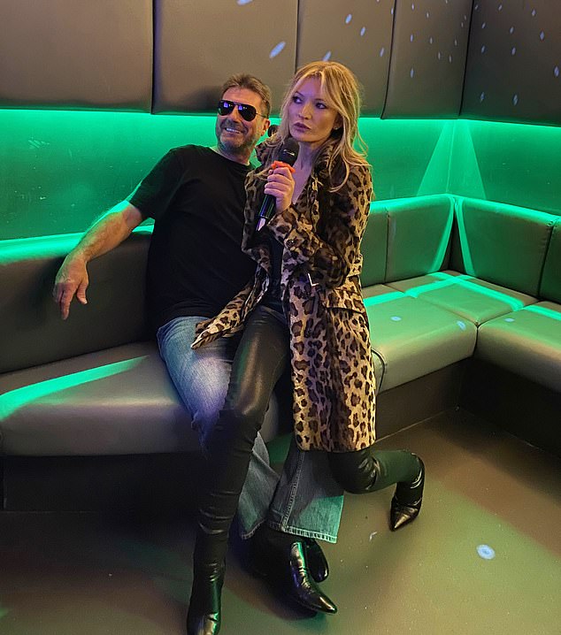 Kate Moss has proven to Simon Cowell that she also has the X-factor when it comes to singing after she was spotted serenading him at a karaoke bar this weekend