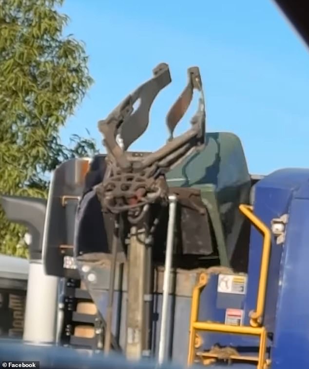 Another person added that the same thing had happened to him and that they had managed to capture the exact moment the truck's arm lost its grip.