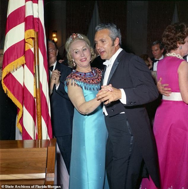 Este¿e Lauder was pictured in a teal dress and dazzling headdress as he waltzed with professional dancer Verne Casanave