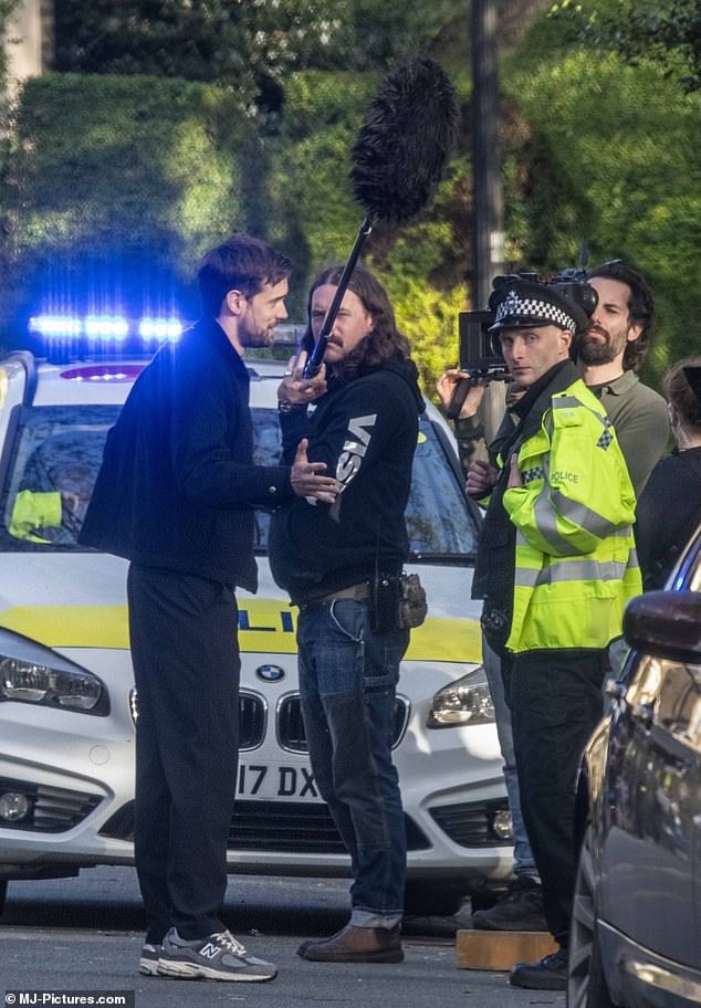 The actor was seen talking to his co-star, who played the cop, between scenes, while members of the crew stood nearby