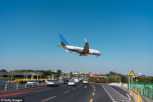 1714791875 112 How to exit a packed airplane without making a fool