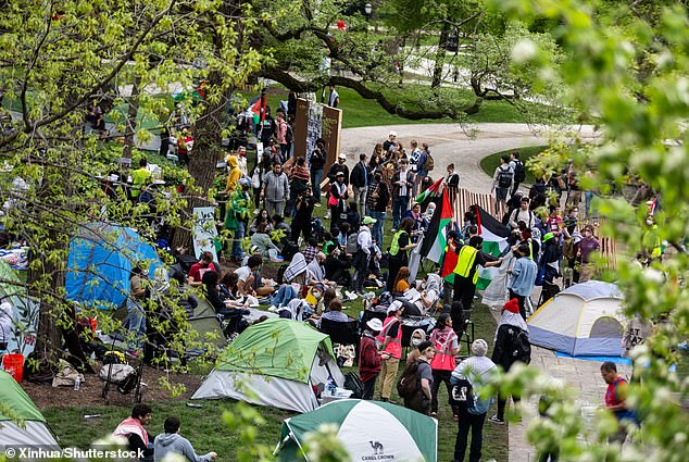 Hundreds of UChicago students set up a camp in the middle of campus on Monday and joined groups on more than 100 college campuses across the United States in support of the Palestinians.