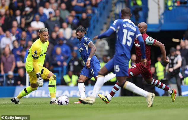 Noni Madueke unselfishly set up teammate Nicolas Jackson for Chelsea's fourth goal