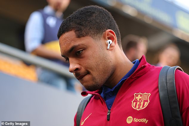 Vitor Roque was on the bench for the defeat against Girona, which annoyed his wife Dayana Lis