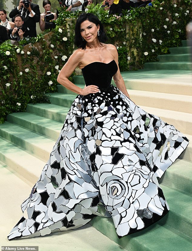 Ms. Almost Bezos was apparently shamed into an Oscar de la Renta gown of shattered glass and pearls swirled into giant roses, landing her impeccable assets on probation.  There is no justice in fashion!