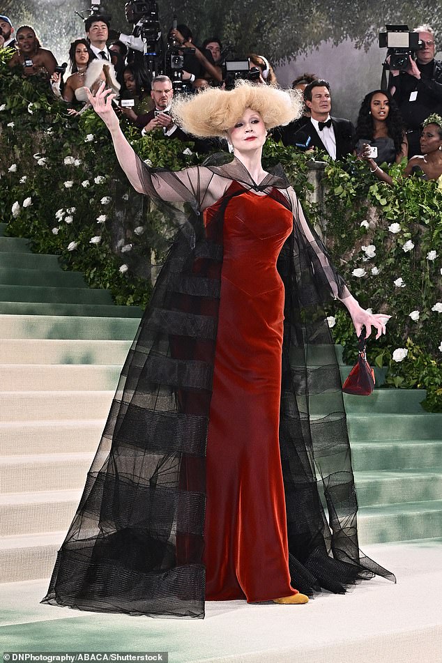 Vogue's live coverage of the event was provided by a blonde Brillo toad, also known as actress Gwendoline Christie, the heroine of Game of Thrones.