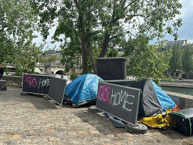 Spokespeople for the Ville de Paris and the French Ministry of the Interior denied that there was any official policy of 'social cleansing' or 'concealing poverty'.