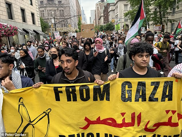 A thousand pro-Palestinian protesters clashed with the NYPD on Monday evening, just a block away from the Met Gala in New York