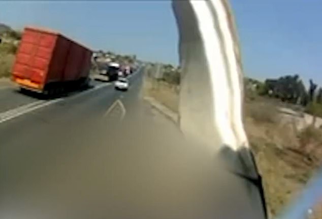 The driver continues to drive on the wrong side of the road after the horror accident