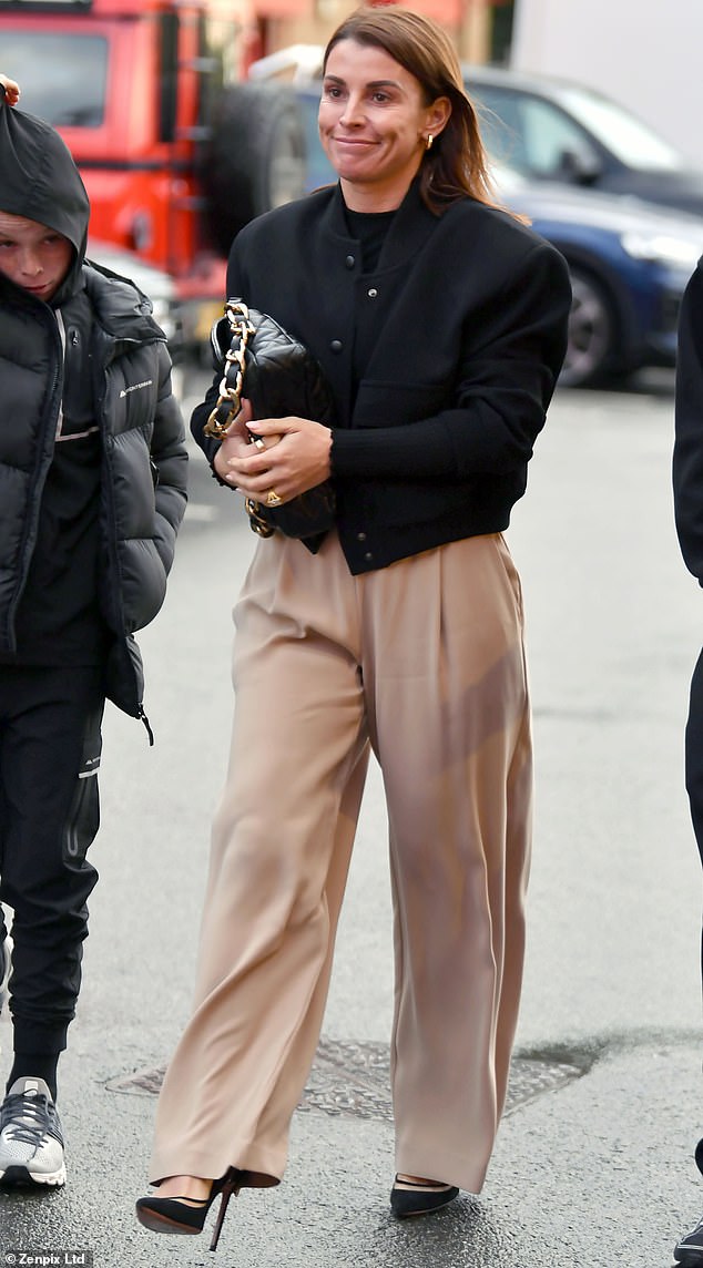 She also wore light brown wide-leg trousers with an elastic band and paired them with stylish black high heels