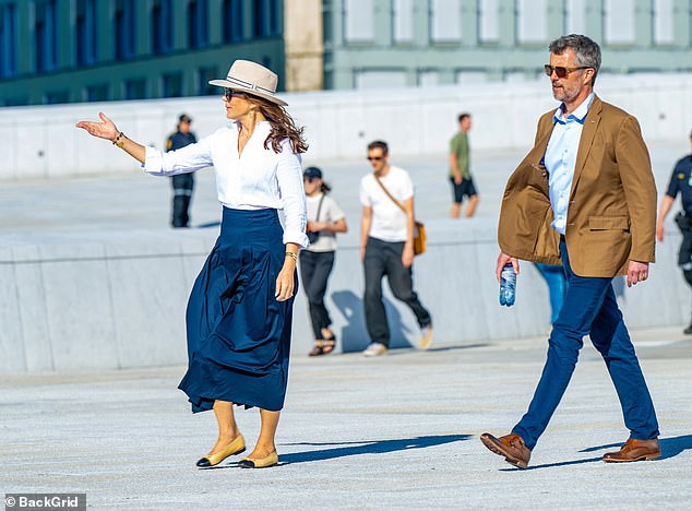 During their previous excursion, Frederik appeared to keep a distance of one meter from his wife