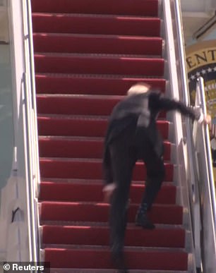 Joe Biden falls while climbing the stairs of Air Force One