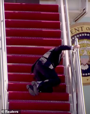 Joe Biden falls while climbing the stairs of Air Force One