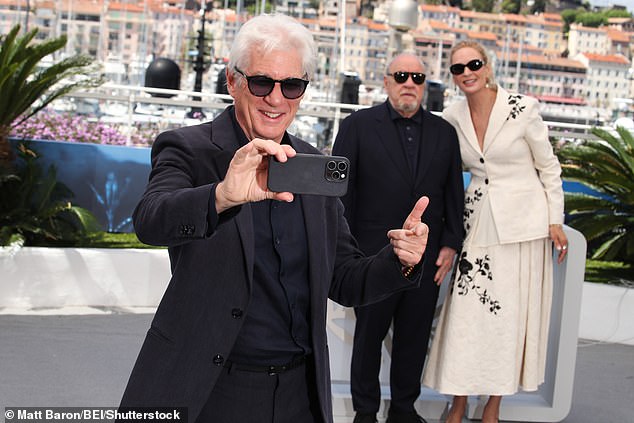 During the photo calls, Uma walked around with Richard Gere, the lead actor of Oh, Canada, and the film's director and writer, Paul Schrader.