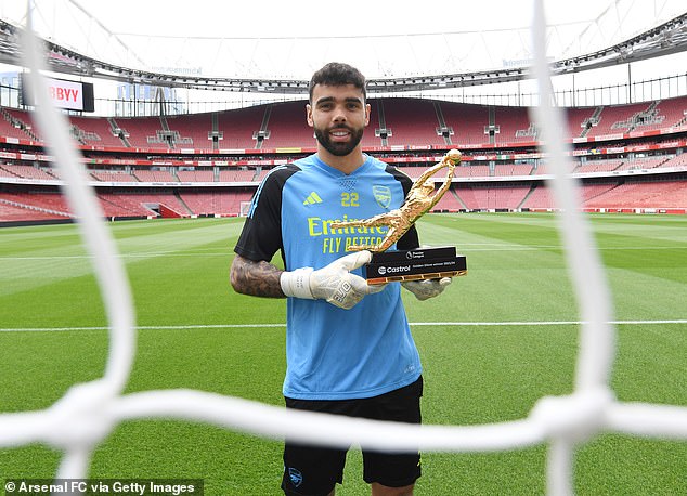He added that he would trade his Golden Glove award for a Premier League title without hesitation