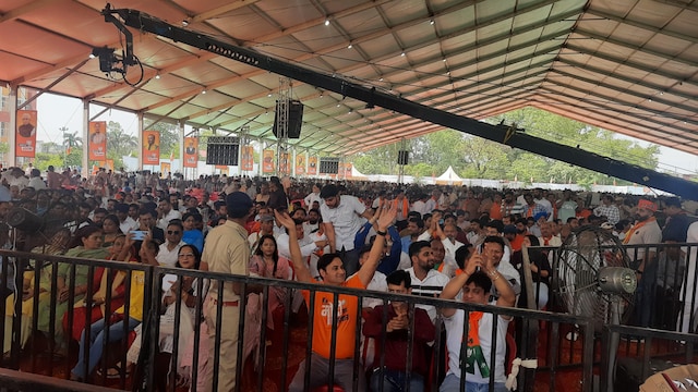 Crowd cheers at Prime Minister's meeting in Ambala City.