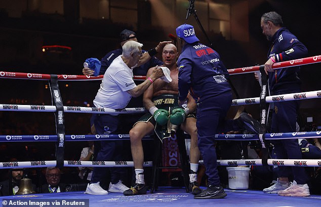 Some fans claimed that John Fury was distracted from the tactical advice of his coach Andy Lee and trainer SugarHill Steward