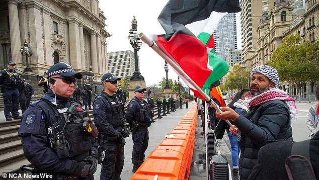 The pro-Palestinian rally started around noon (photo)