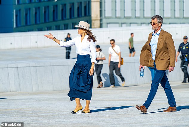 King Frederick refused to recognize the couple's anniversary during the visit to Oslo, commenting on the weather or addressing other questions