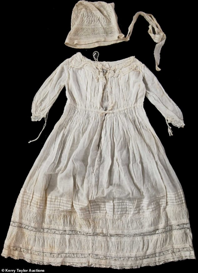 A white cotton baby dress and hat worn by Elizabeth will appear at auction on June 11.  The price can go up to £1,200