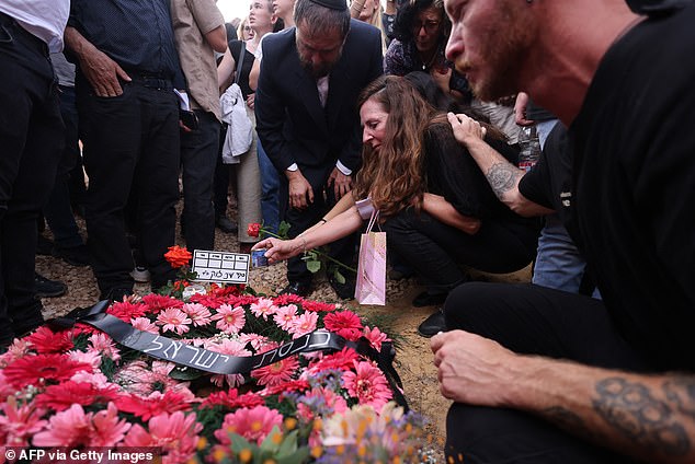 Photos from last night show huge, brightly colored flower arrangements surrounded by hundreds of sad mourners sobbing during the farewell service