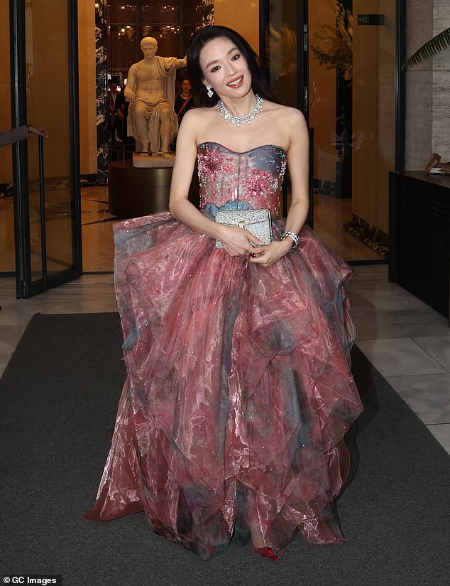 Shu Qi was as beautiful as a petal in her floral dress