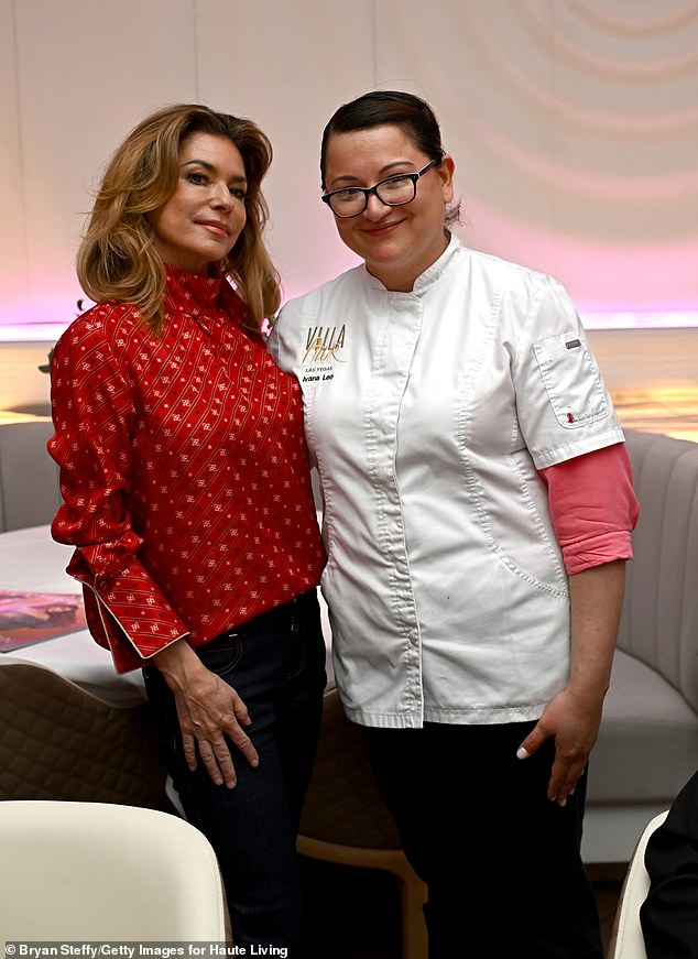 Twain made sure to pose with chef Ivana Lee (R), who prepared a feast of crispy tuna rice cake, hearts of palm crudo, steak frites, candied duck potatoes and panna cotta
