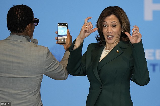 Vice President Kamala Harris and comedian and author DL ​​Hughley take a selfie