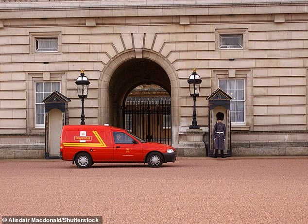 A special Royal Mail van arrives with the daily mail – up to 5,000 items each time – so that the private secretaries, who normally arrive before 7am, can go through each letter and choose which ones they want to present to His Majesty when he reaches his desk sits at 9:30 am