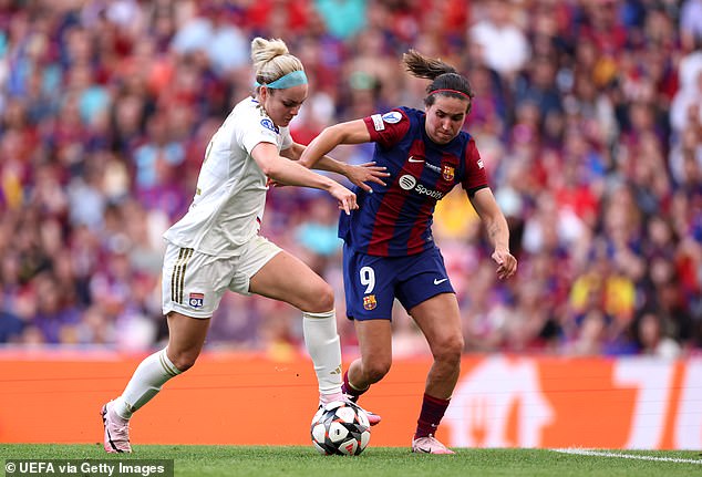 Lyon didn't seem fazed by the atmosphere at the Estadio de San Mames as their players were whistled whenever they touched the ball