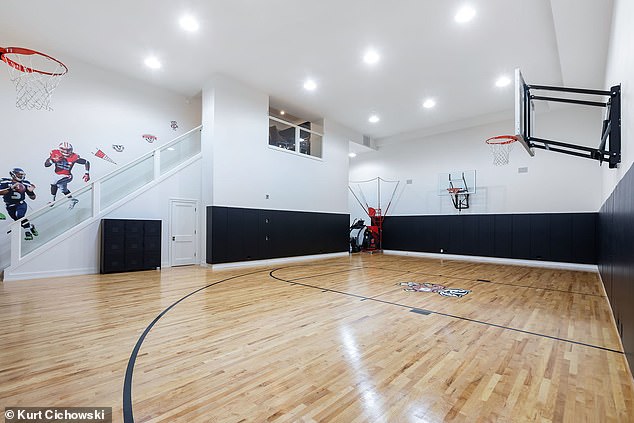 In the photo: the indoor sports field with a prescribed three-point line