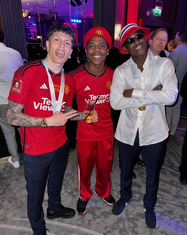 Speed ​​​​(center) was pictured alongside goalscorers Garnacho (left) and Kobbie Mainoo (right) at the party