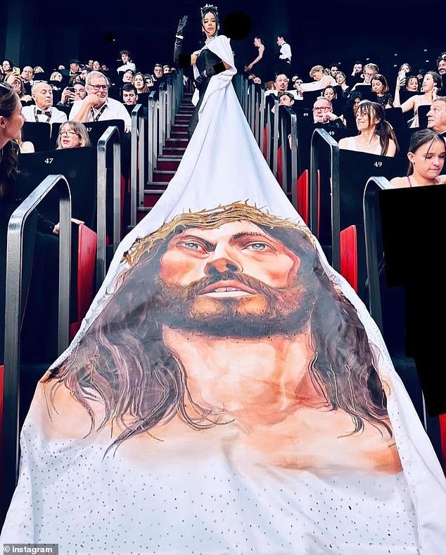 Taveras tried to roll out a Jesus-themed dress on the red carpet, but had trouble untangling it and became irate with the staff