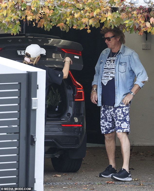 Richard and Mia, introduced by Sonia Kruger, were spotted this weekend watching the couple unload items from Richard's car.