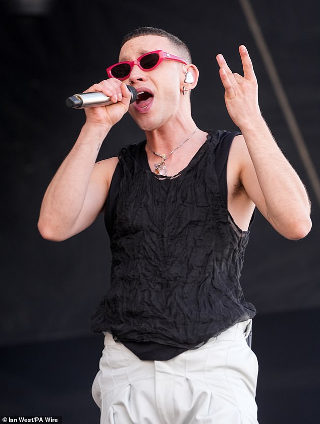 Olly also wore bright red sunglasses during his performance