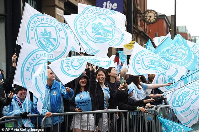 A sea of ​​light blue filled the city center as supporters waved their flags in support