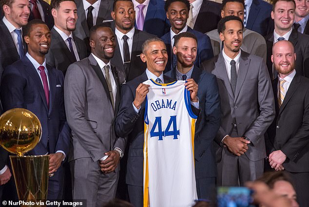 Barack Obama (center) appears alongside Stephen Curry (right) and other Warriors in 2015